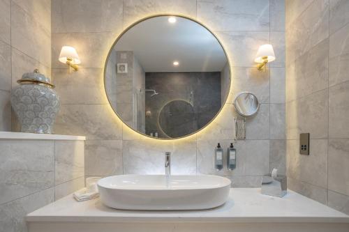 Cork's Vienna Woods Hotel & Villas - image 3