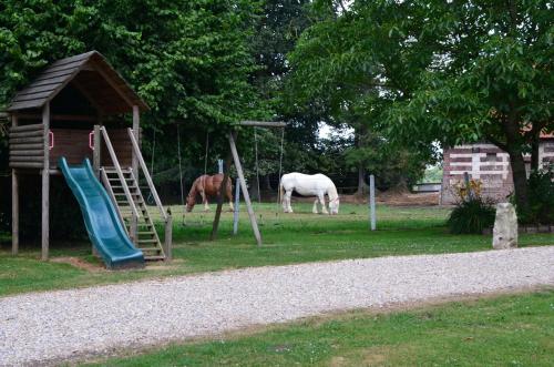 Spēļu laukums, Ferme Clatot in Le Mesnil-sur-Blangy