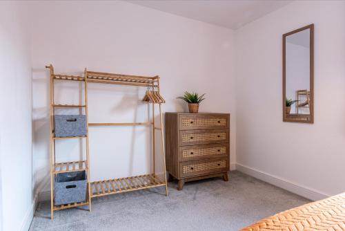 2-Bed Home in Quiet Neighborhood with Parking & Wifi 2-Bed Home in Quiet Neighborhood with Parking & Wifi