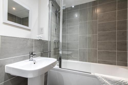 2-Bed Home in Quiet Neighborhood with Parking & Wifi 2-Bed Home in Quiet Neighborhood with Parking & Wifi