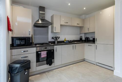 2-Bed Home in Quiet Neighborhood with Parking & Wifi 2-Bed Home in Quiet Neighborhood with Parking & Wifi