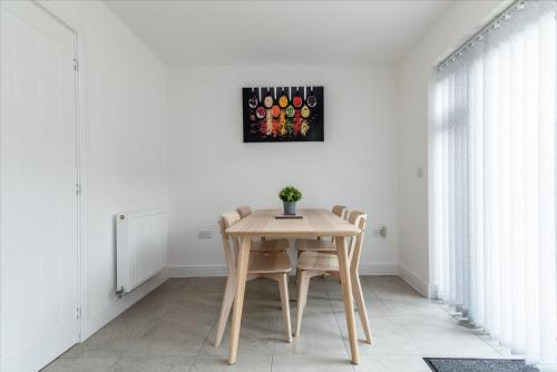 2-Bed Home in Quiet Neighborhood with Parking & Wifi 2-Bed Home in Quiet Neighborhood with Parking & Wifi