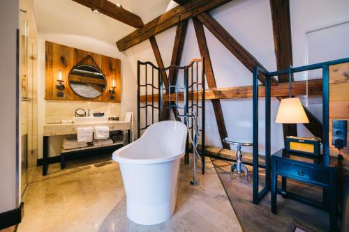 room detail thumbnail 2