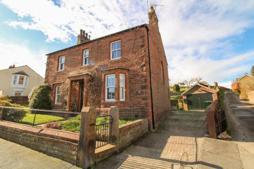 Sunnyside, Lazonby with large garden in a popular village in the Eden Valley with outdoor swimmin pool gîte à louer Aikton Castle