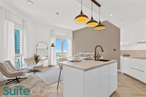 Spacious refurbished Studio steps away from metro, Dubaï