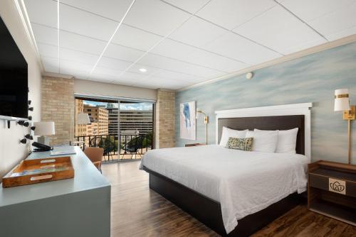 ริเวอร์วอล์ค พลาซา โฮเทล (Riverwalk Plaza Hotel) near พิพิธภัณฑ์และห้องโถงบัคฮอร์น