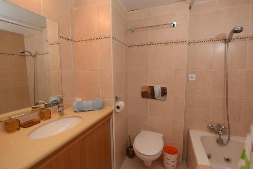 Three-Bedroom Apartment with Sea View - Avney Hoshen 22 image 9