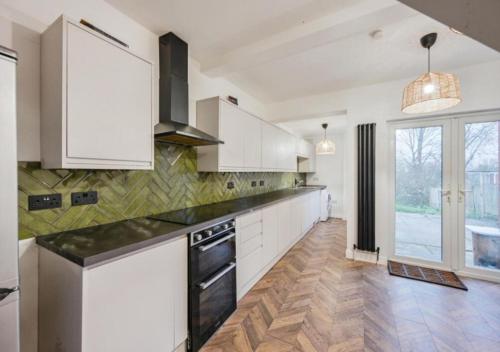 Contractor Heaven! Chic and Cosy Derby House!