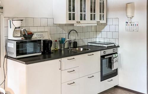 Kitchen, 1 Bedroom Pet Friendly Home In Strangnas in Alvsjo
