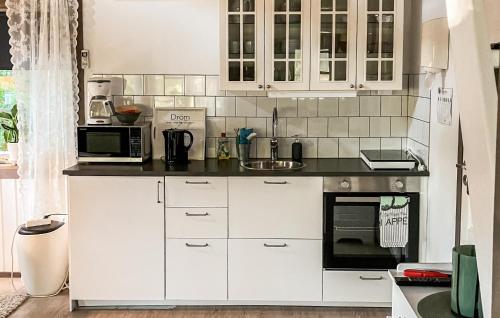 Kitchen, 1 Bedroom Pet Friendly Home In Strangnas in Alvsjo