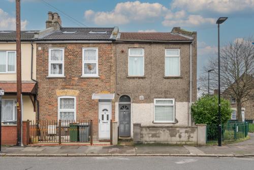 Canning Town 4 Bed flat sleeps 7- for groups, families and contractors- with Free Parking, Londres