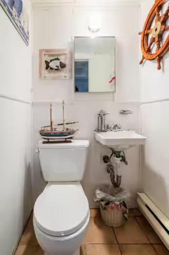 Chill Fire Island Beachfront Cottage with Amazing Bay and Sunset Views, Perfect Location in Fair Harbor