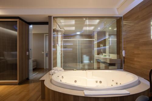 อ่างแช่น้ำร้อน, เรกันโต กาตารารัส เทอร์มัส รีสอร์ตแอนด์คอนเวนชั่น (Recanto Cataratas Thermas Resort & Convention) in กัมโปส โด อีกัวชู