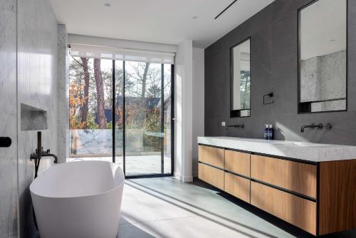 Brightwater by Rove Travel - Sauna, Pool & Outdoor Spaces in Northwest Harbor (NY)