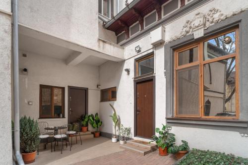 Central Luxury Apartments with Private Garden & Parking 2