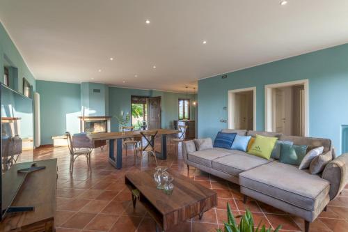 Koplietošanas atpūtas telpa ar TV, Villa Traiani 8&2 by Marche Holiday Villas in Piagge