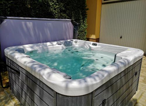 Pezsgőfürdő, Blanka Vendégház (Blanka Vendeghaz) in Abádszalók