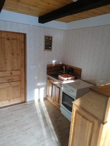 Stara hiža (Stara hiza) in Gorkovec