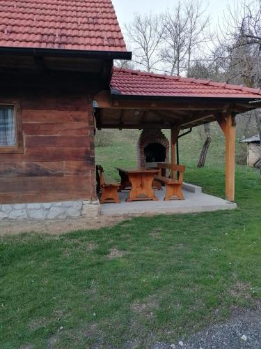 Stara hiža (Stara hiza) in Gorkovec