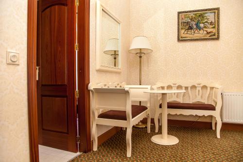 Reikartz Kamianets-Podilskyi The 4-star Reikartz Kamianets-Podilskyi offers comfort and convenience whether youre on business or holiday in Kamenets Podolskiy. The hotel offers a high standard of service and amenities to suit th