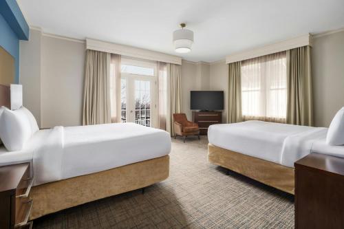 One-Bedroom Suite with Two Queen Beds image 10