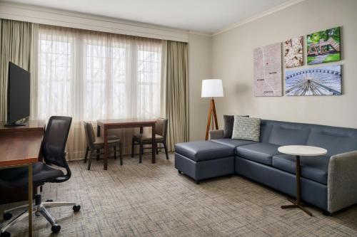 2 queen beds, 1 sofa bed