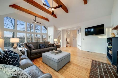 Facilities, Exclusive Wooded Chalet w Magnificent River Views in Shepherdstown (WV)