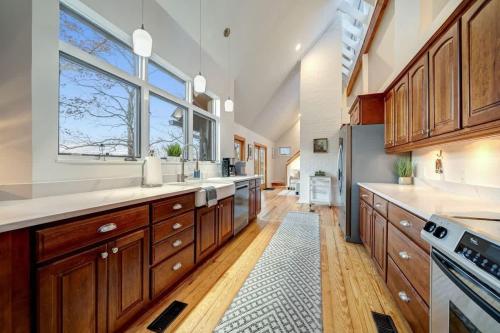 Kitchen, Exclusive Wooded Chalet w Magnificent River Views in Shepherdstown (WV)