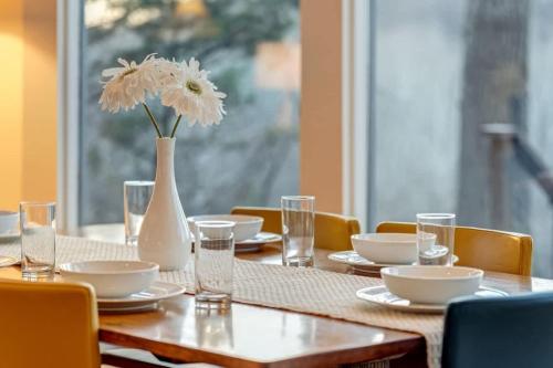 Facilities, Exclusive Wooded Chalet w Magnificent River Views in Shepherdstown (WV)