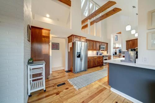 Kitchen, Exclusive Wooded Chalet w Magnificent River Views in Shepherdstown (WV)