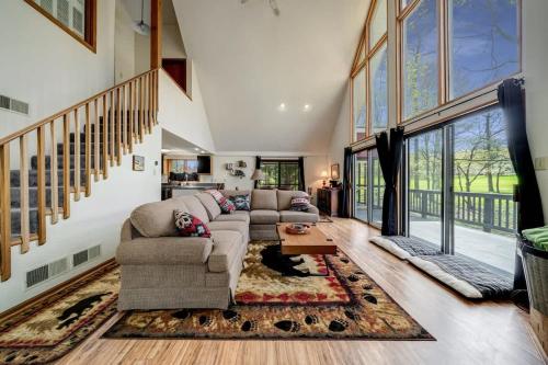 Golf Course Views Hot Tub Games & Pool Access in Hedgesville