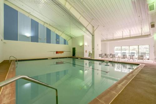 Swimmingpool, Golf Course Views Hot Tub Games & Pool Access in Hedgesville