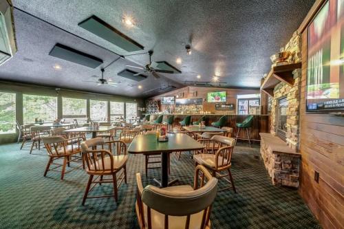 Delt lounge/TV-område, Golf Course Views Hot Tub Games & Pool Access in Hedgesville