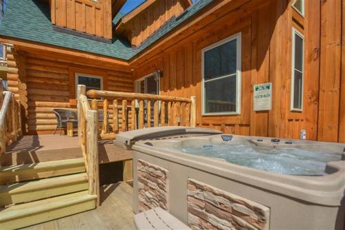 Big Log Lodge in McHenry, USA