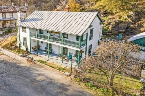 Minutes to Downtown Harpers Ferry Hot Tub in Bolivar (WV)