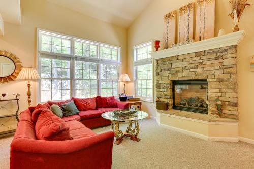 Half-Mi to Big Boulder Lake Townhome with Deck!