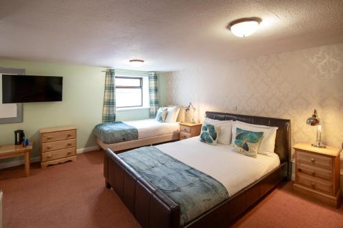 1 queen bed, 1 twin bed