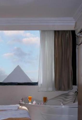 Honeymoon 6 pyramids view inn - image 5