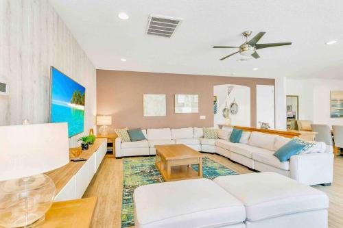 SUPER SIZE - 11BDr SPACiOUS HOME w POOL & HOT TUB, Kissimmee