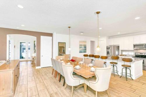 SUPER SIZE - 11BDr SPACiOUS HOME w POOL & HOT TUB, Kissimmee (zdjęcie 5)