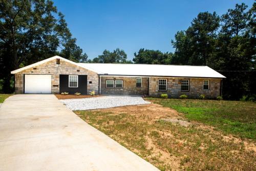 Modern 4BR Home Great Location Spacious