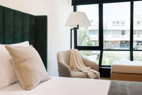 2 SidebySide Suites in Athens Riviera by The Olon 5