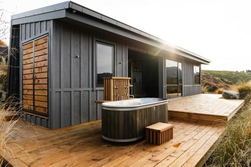 Snowgrass Hut - Above & Beyond in Mount Somers