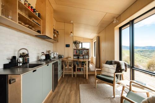 Snowgrass Hut - Above & Beyond in Mount Somers