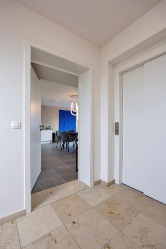 Ruim 2 slaapkamer appartement met parking nabij NAVO in Diegem
