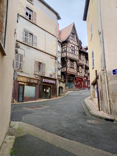 Hotelli välisilme, Duplex Center Thiers - Clermont-Ferrand - Lyon - Free Parking - Self-check-in in Thiers