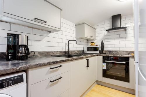 kök, Ashton Getaway Sleeps 14 Free Parking in Ashton under Lyne