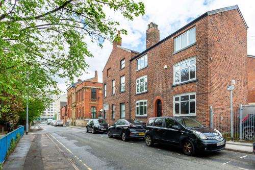 Hotellet från utsidan, Ashton Getaway Sleeps 14 Free Parking in Ashton under Lyne