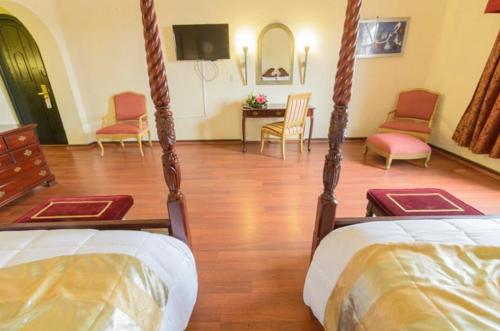 Double Room with 2 Double Beds image 10