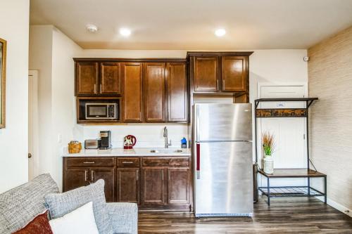 Konyha, Cozy Oasis in Port Orchard - Private 1BR Suite with Trails in Bremerton (Washington)